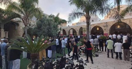 ( صور ) المئات من أهالي مدينة يافا يؤدّون صلاة عيد الفطر السعيد في المسجد الكبير بالمدينة